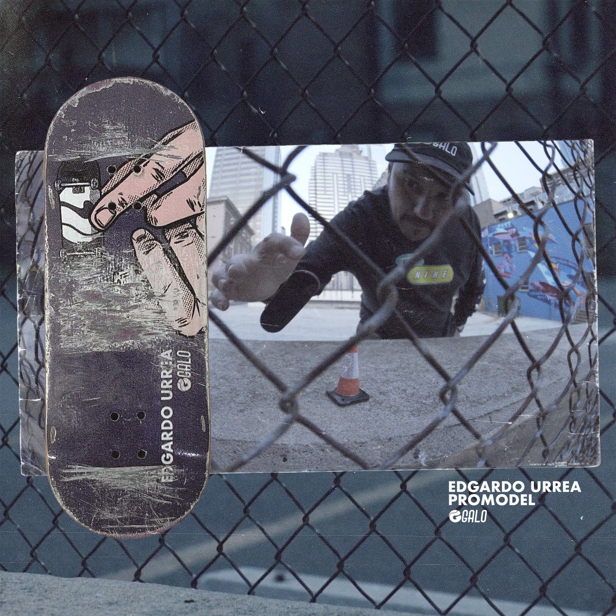 Deck fingerboard Pro Model Edgardo Urrea frente a una foto de Edgardo patinando tras una reja
