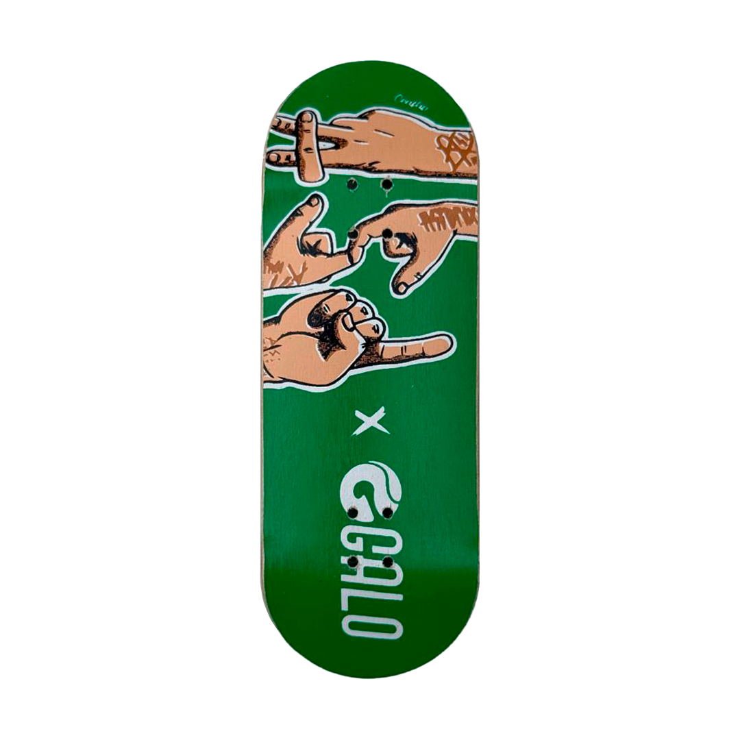 Deck fingerboard Galo Asi Berlin x Ceaflip, gráfica de manos haciendo fingerboard sobre fondo verde, shape normal