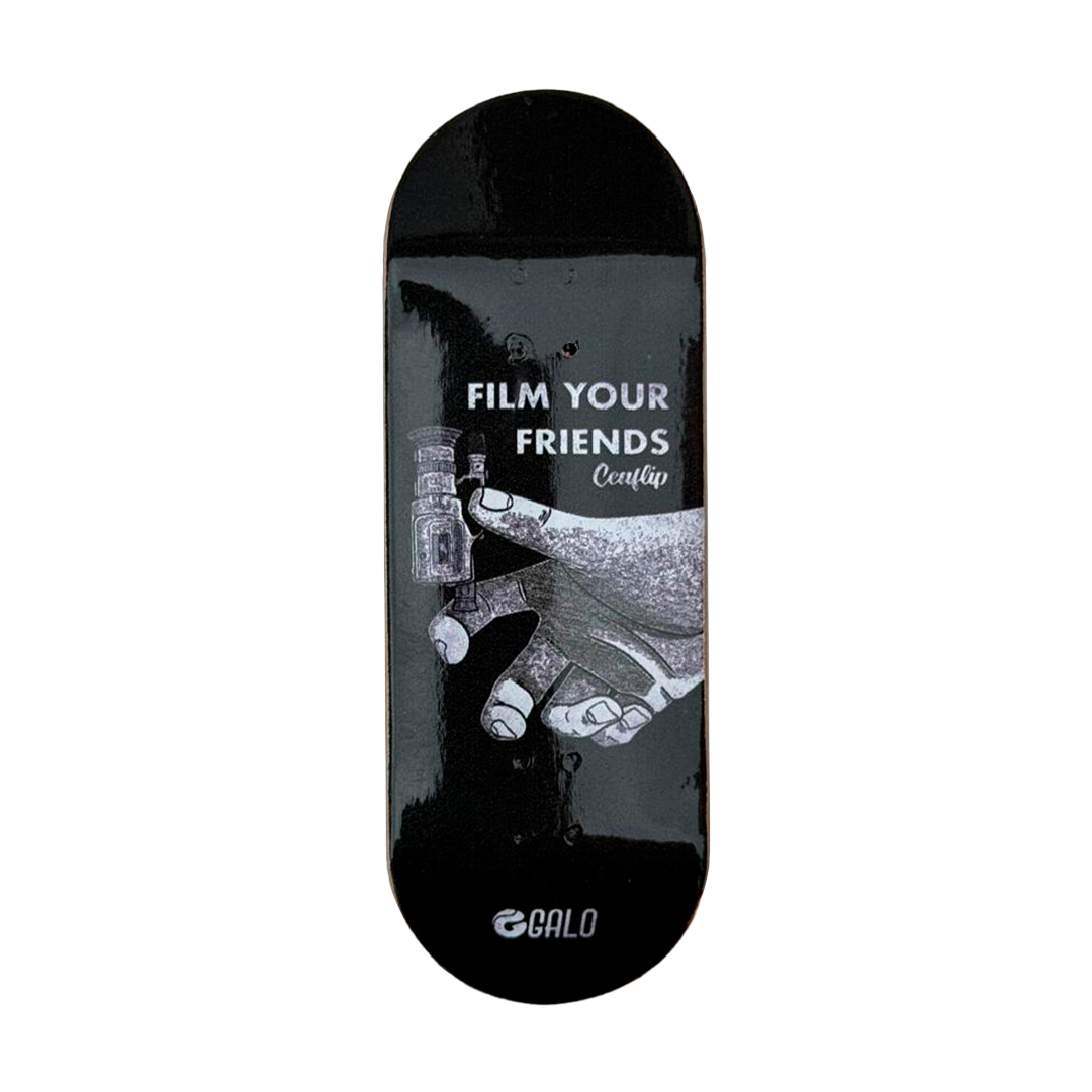 Deck fingerboard Galo x Ceaflip Film Your Friends, gráfica de mano con cámara sobre fondo negro, shape normal