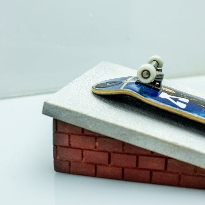 Brick Hit Fingerboard Galo