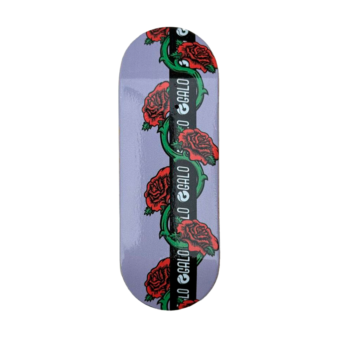 Deck fingerboard Galo Santa Rose, gráfica de rosas rojas sobre fondo lila, shape normal