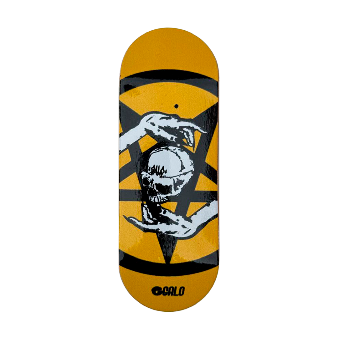 Deck fingerboard Galo Skull Serie Ritual, calavera con manos y estrella sobre fondo amarillo, shape normal