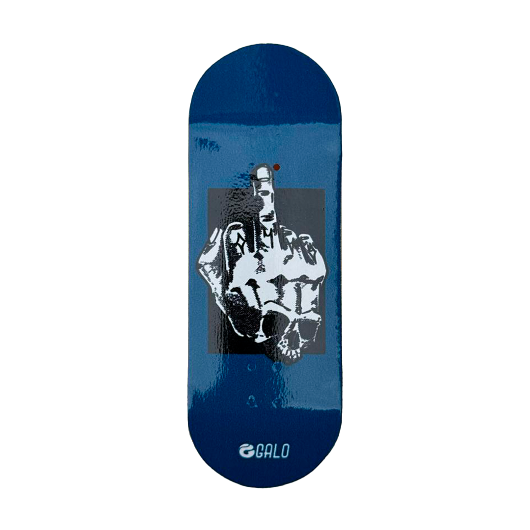Deck fingerboard Galo Skull Serie Finger, calavera haciendo gesto con el dedo sobre fondo azul, shape normal