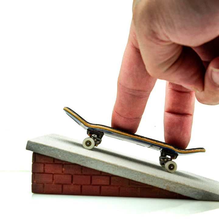 Brick Hit Fingerboard Galo