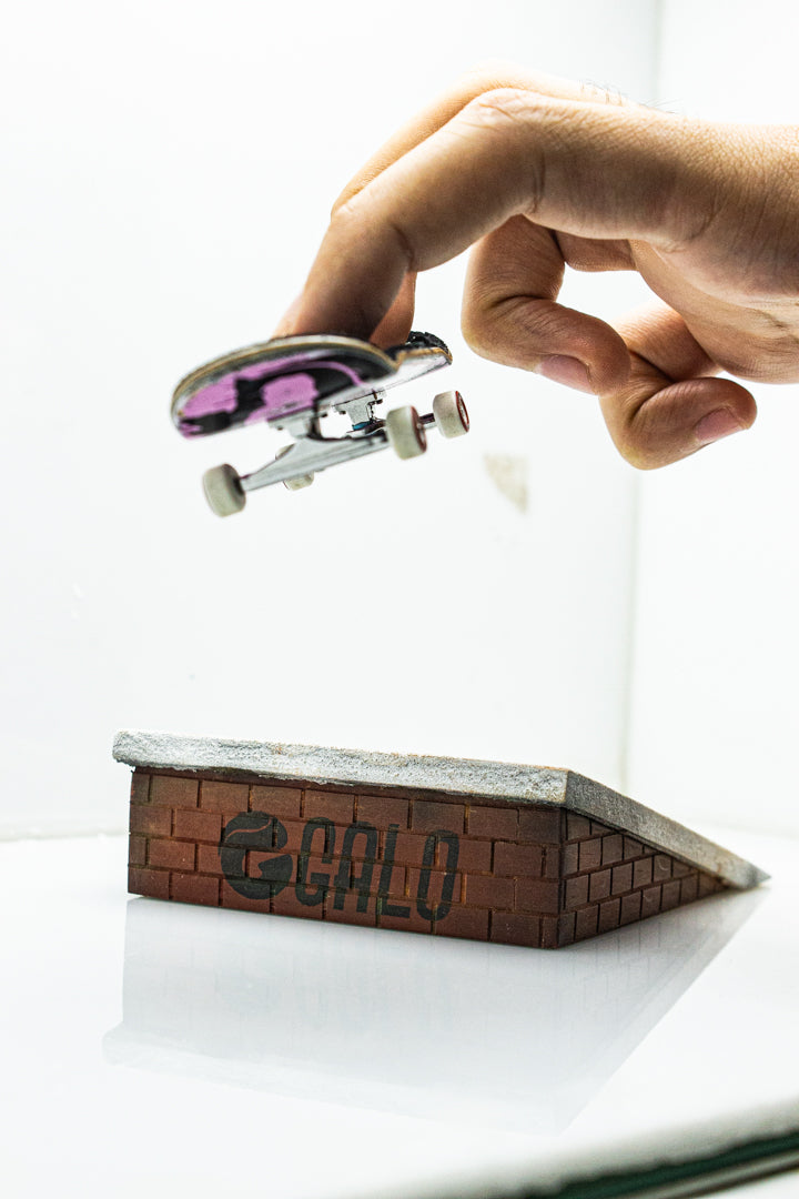 Brick Hit Fingerboard Galo