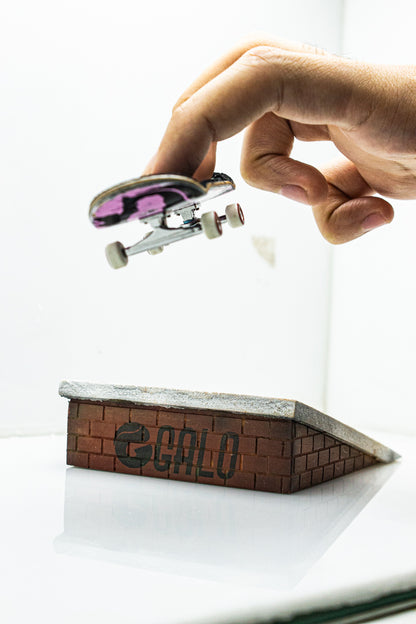 Brick Hit Fingerboard Galo