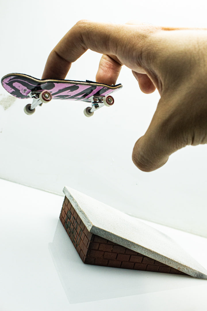 Brick Hit Fingerboard Galo