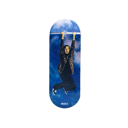 Deck fingerboard Galo Serie Malcolm, ilustración de Malcolm colgando de una barra sobre cielo azul